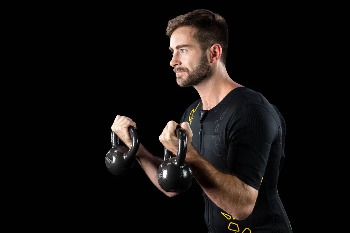 Allenamento EMS con tuta Symbiont e kettlebell da Urban Fitness Pordenone