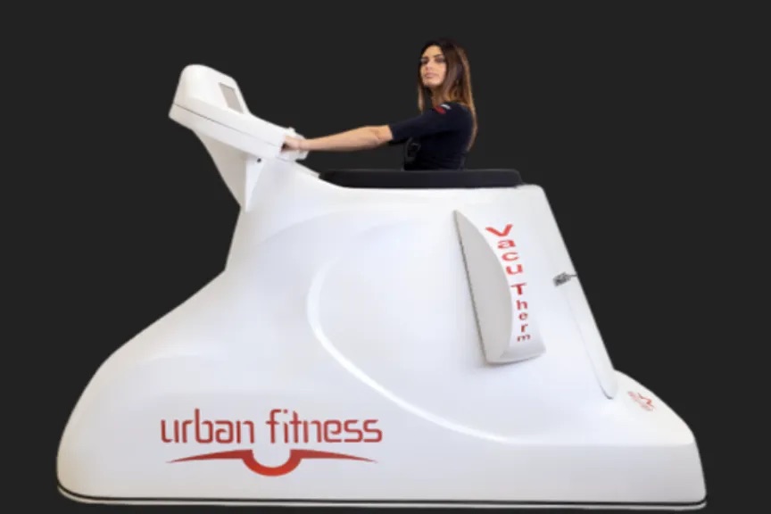 Macchinario Vacutherm con logo Urban Fitness nel centro di Pordenone